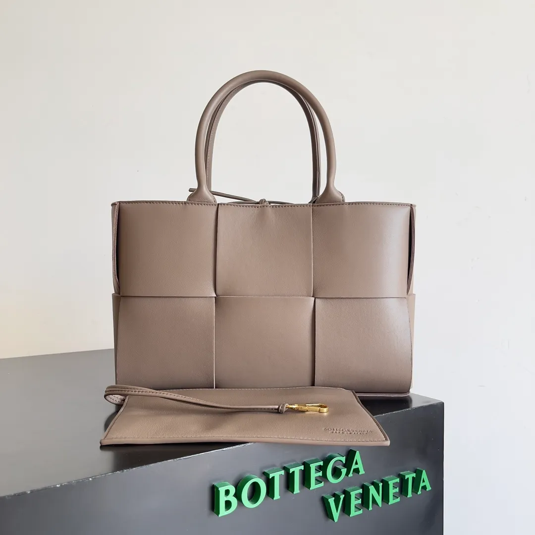 Batch 2120 30cm 𝗕𝗼𝘁𝘁𝗲𝗴𝗮 𝗩𝗲𝗻𝗲𝘁𝗮 ✨Extra large rectangular tote bag. Traditional woven elements, Intrecciato woven imported cow leather tote handbag with small card holder inside and connectable buckle inside. The whole bag is hand-woven from lambskin. 🌈Only make the highest-end products in the market, welcome to compare Size: 30*20*11.5cm Model: 652867.  Delivered from the factory with complete packaging